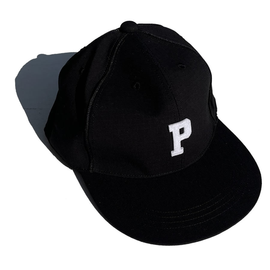P01 / スナップバックキャップ / P CAP - BLACK / PLAY DESIGN プレイデザイン 23AW4MPCPBLK0