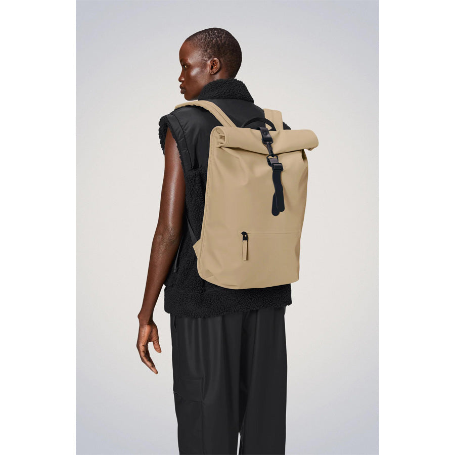 RAINS (レインズ) / バッグ 防水 バックパック リュックサック / ROLLTOP RUCKSACK - SAND / 904-41-13320 24