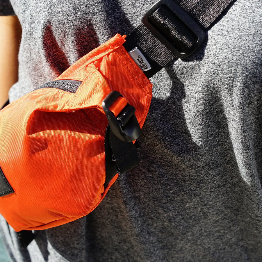 THE BROWN BUFFALO(ザブラウンバッファロー) / ボディーバッグ ミニショルダー ポーチ  撥水 / STORMPROOF 420D / SUPPLYSLIG - ORANGE