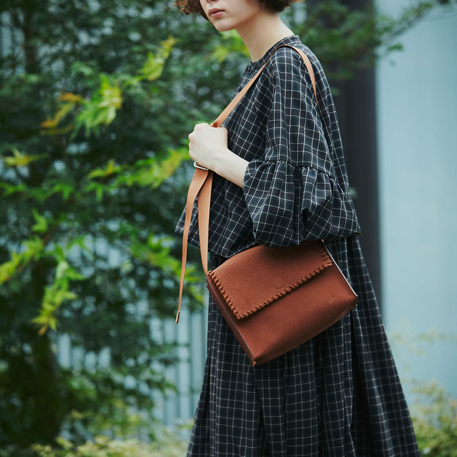 F/CE. エフシーイー / ビーガンスウェードレザー ショルダーバッグ / TECH SUEDE SHOULDER BAG - CAMEL / FEL3422B0001 / FCE