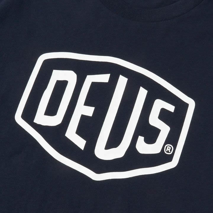DEUS EX MACHINA ( デウスエクスマキナ ) / 半袖 Tシャツ / SHIELD TEE - NAVY/ DMW41808E/ メンズ