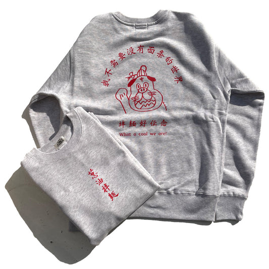 まんまる食堂 by weac. / 葱油拌麺 スウェット クルーネック 裏起毛 /  葱油拌麺 CREW NECK SWEAT - ASH x RED / メンズ
