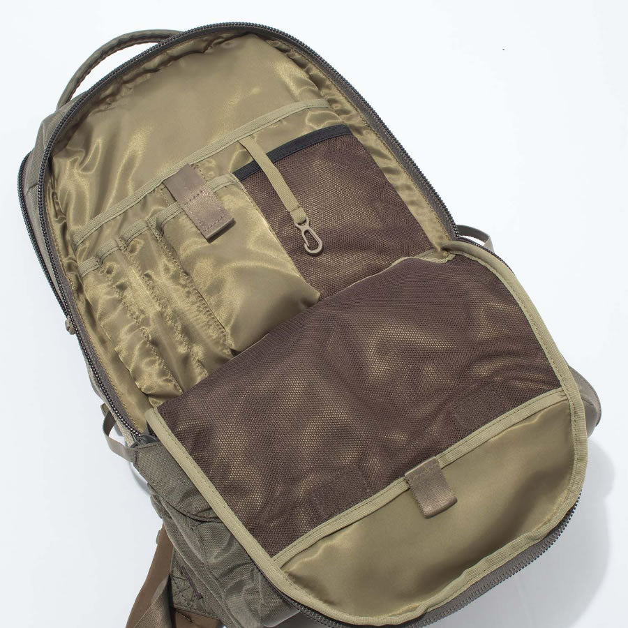 F/CE. (エフシーイー) / リュックサック バックパック  / 420 re/cor DAYTRIP BP - BLACK / FCD30251B0001 FCE / 32L