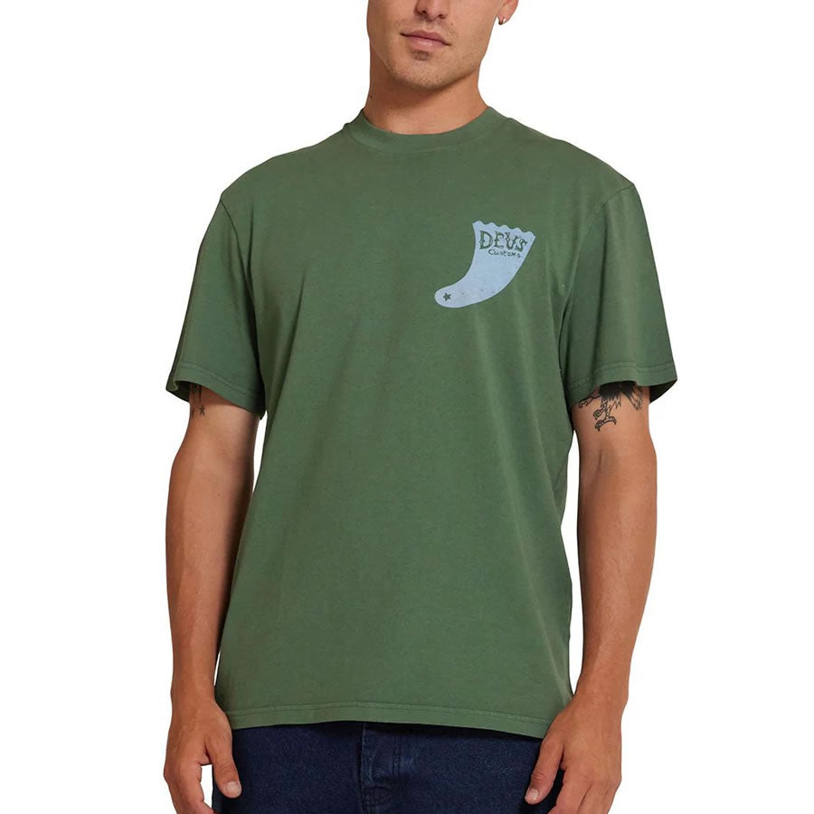 DEUS EX MACHINA ( デウスエクスマキナ ) / 半袖 Tシャツ / SINGLE FIN TEE - HILLSIDE GREEN / DMF241772 / メンズ