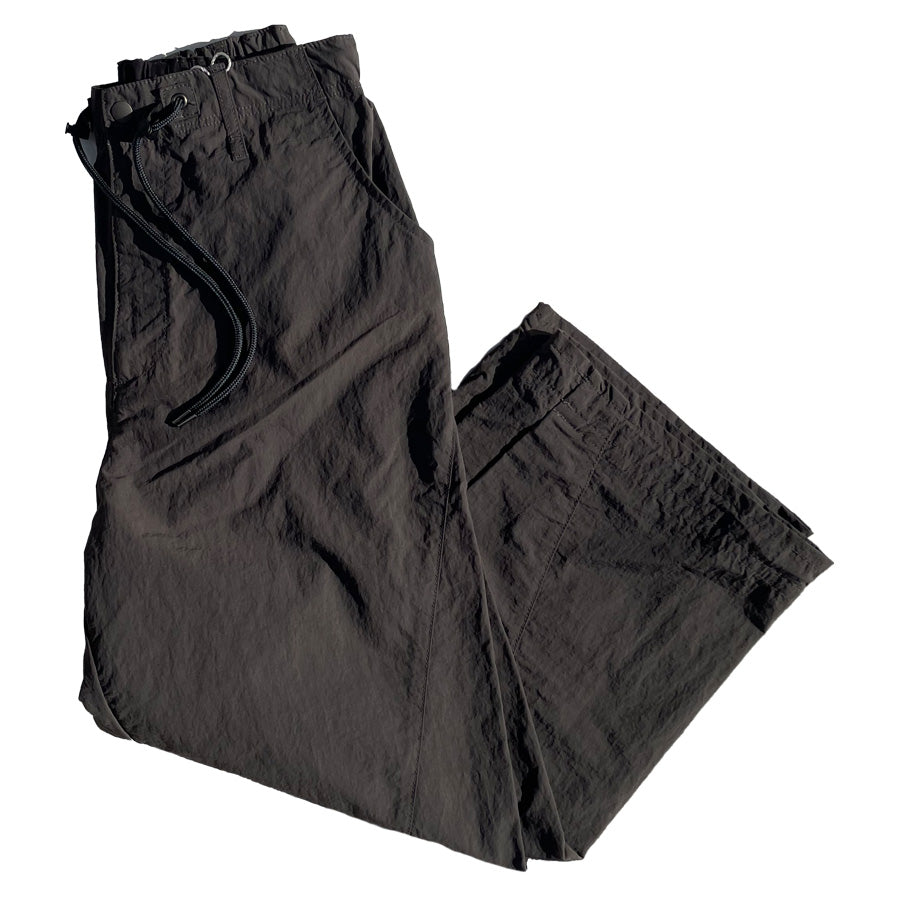 NASNGWAM (ナスングワム) / ナイロンパンツ イージーパンツ / DRAPING PANTS - CHACOAL / P0714303 / メンズ