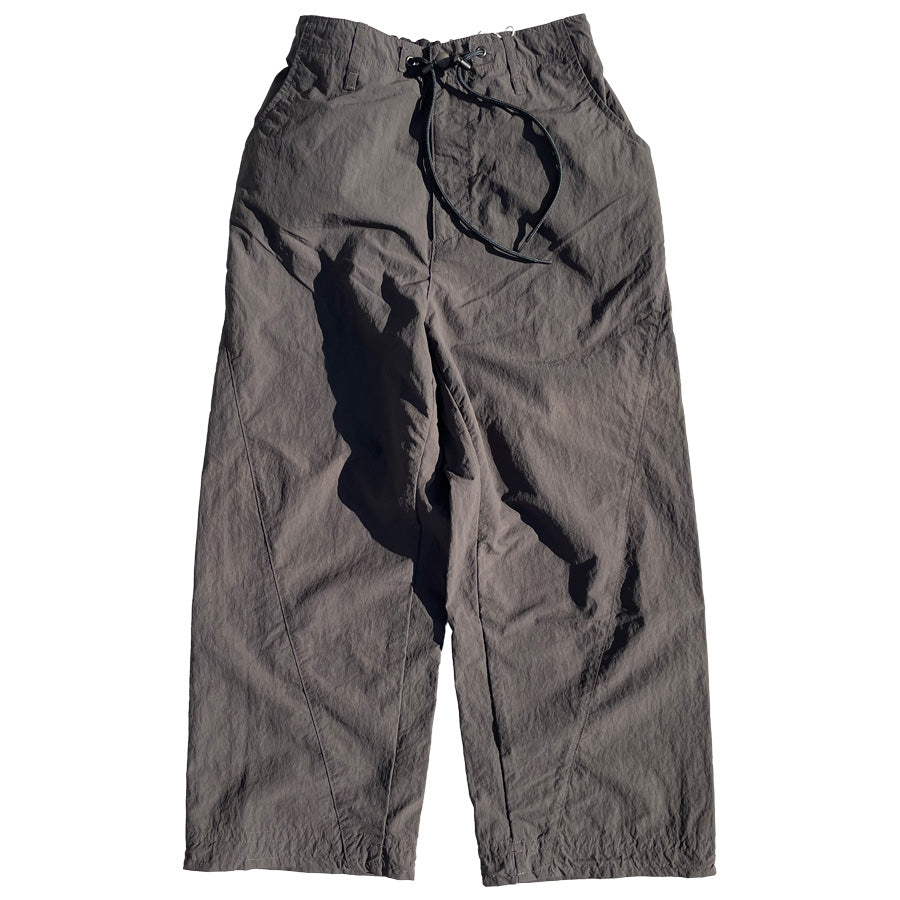 NASNGWAM (ナスングワム) / ナイロンパンツ イージーパンツ / DRAPING PANTS - CHACOAL / P0714303 / メンズ