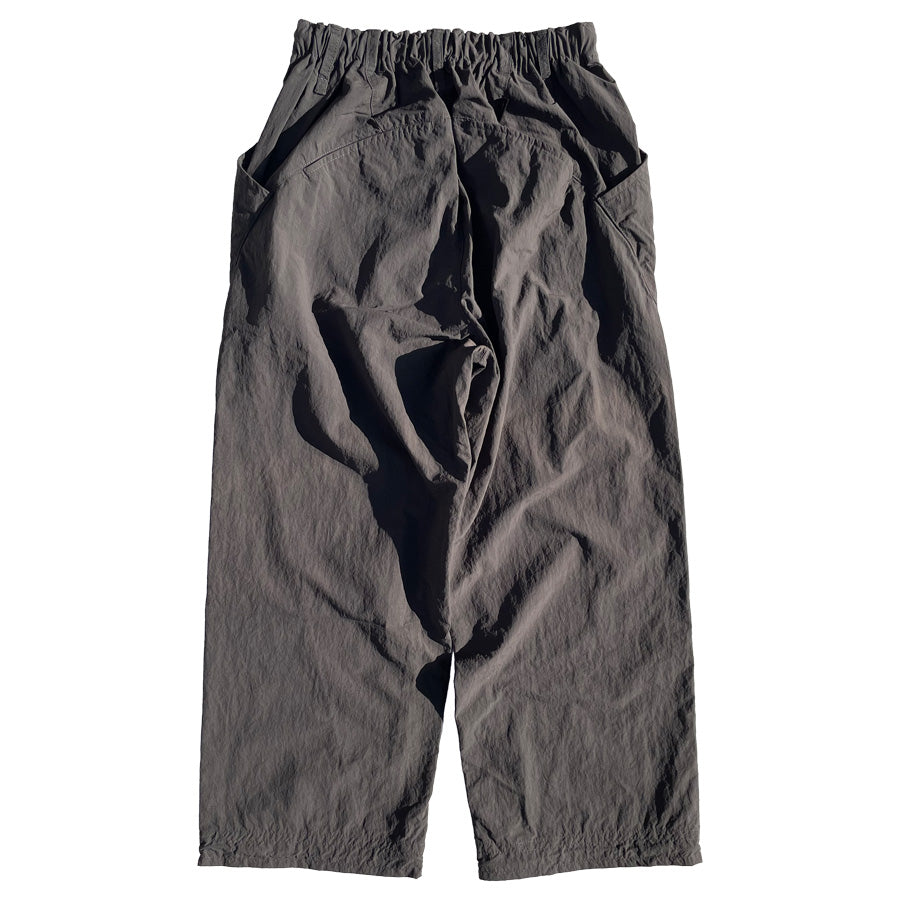 NASNGWAM (ナスングワム) / ナイロンパンツ イージーパンツ / DRAPING PANTS - CHACOAL / P0714303 / メンズ