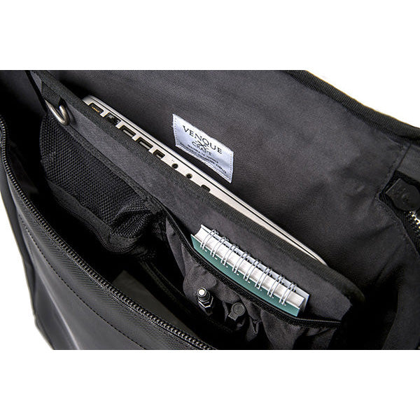 VENQUE (ヴェンク) / バックパック リュックサック / AMSTERDAM CARBON - BLACK / 国内正規取扱店 / 1年間製品保証付き