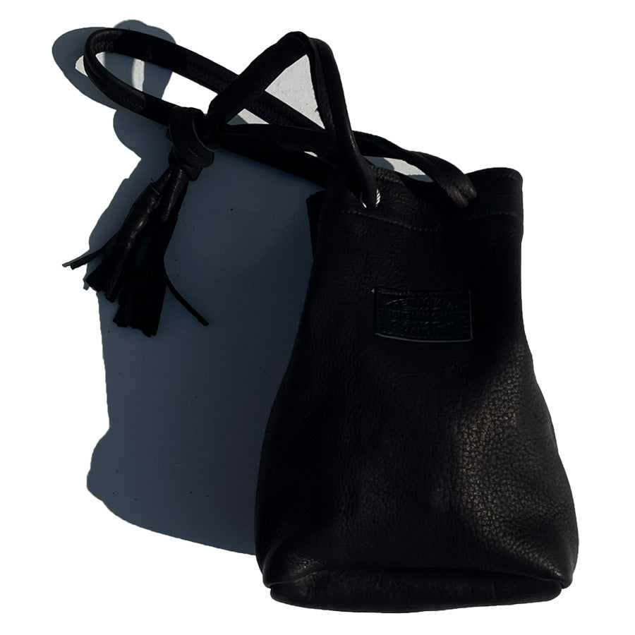NASNGWAM (ナスングワム) / 巾着 レザー バッグ / DEARSKIN WHISKY BAG - BLACK / EM2326402 / 日本製
