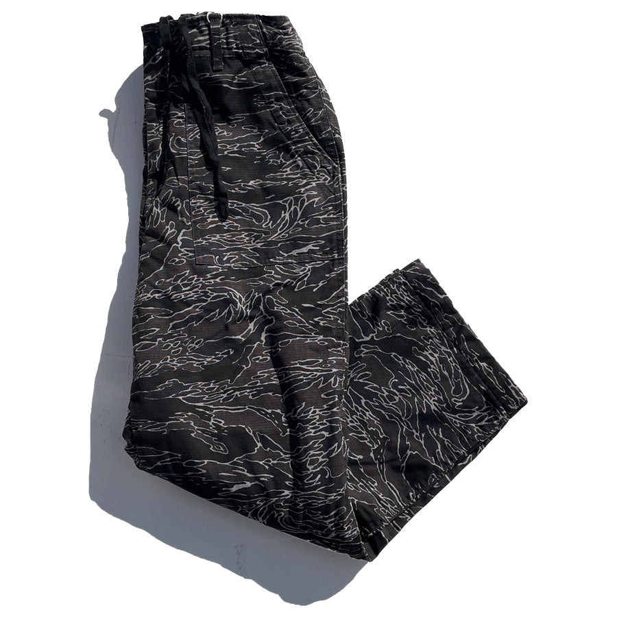 NASNGWAM (ナスングワム) / 裏フリース ベイカーパンツ タイガーカモ / NUNAVUT PANTS- BLACK / P2615301