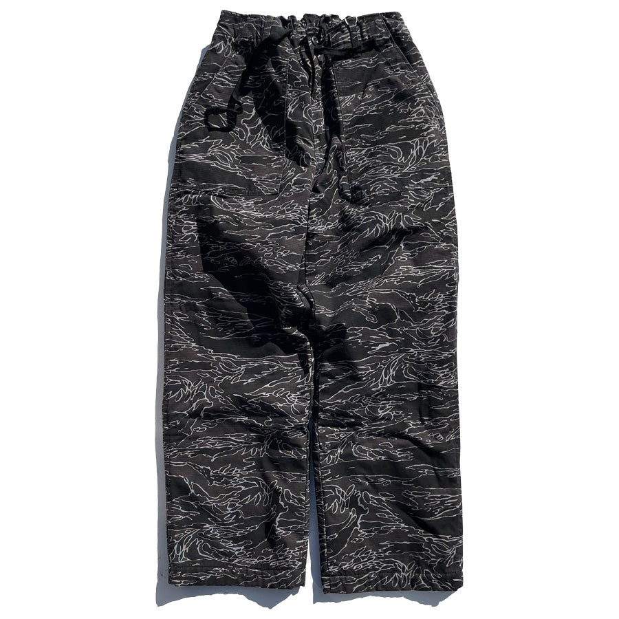 NASNGWAM (ナスングワム) / 裏フリース ベイカーパンツ タイガーカモ / NUNAVUT PANTS- BLACK / P2615301