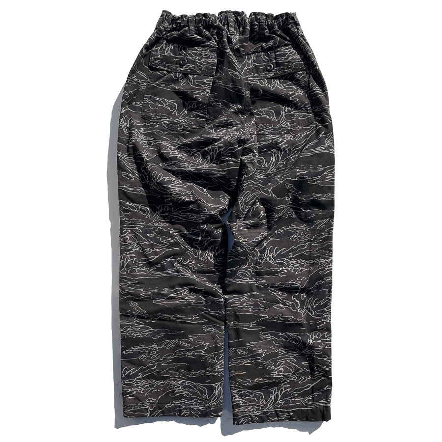 NASNGWAM (ナスングワム) / 裏フリース ベイカーパンツ タイガーカモ / NUNAVUT PANTS- BLACK / P2615301